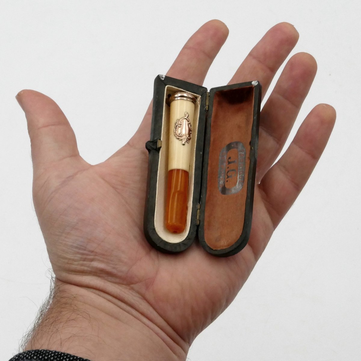 Fume cigarette ambre, vermeil et os en écrin, début XXe siècle.-photo-5
