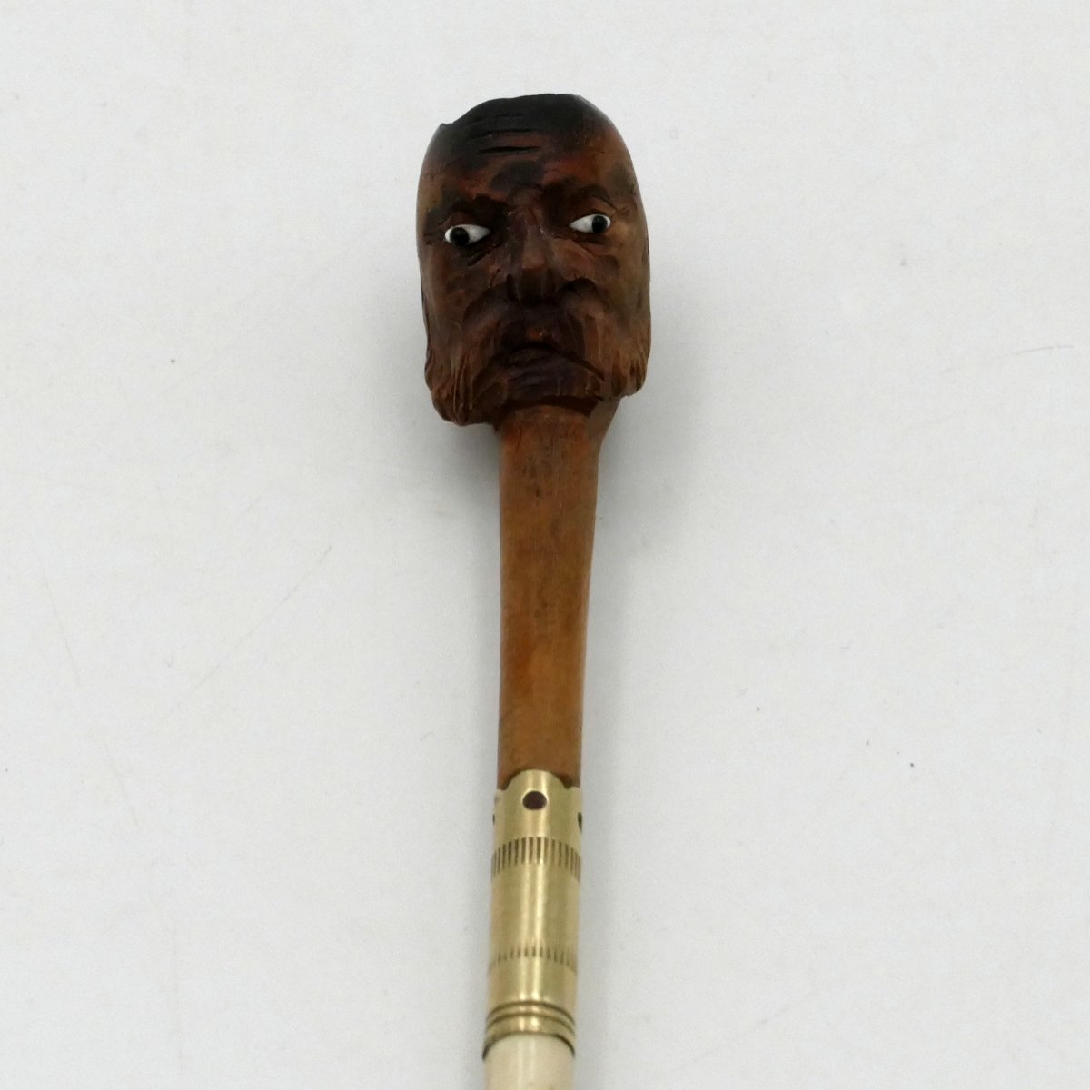 Fume cigarette, tête de vieil homme en bois, os et yeux en verre, début XXe siècle.-photo-2