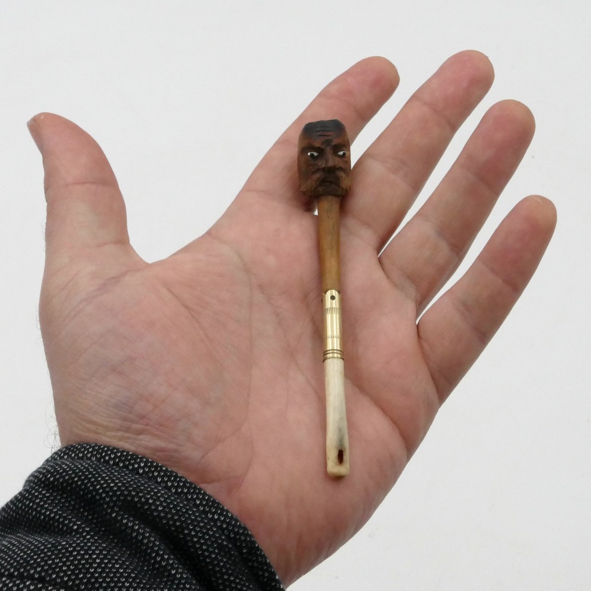 Fume cigarette, tête de vieil homme en bois, os et yeux en verre, début XXe siècle.-photo-7