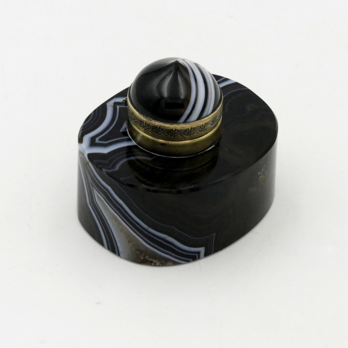 Encrier en agate et bronze, début XXe siècle.