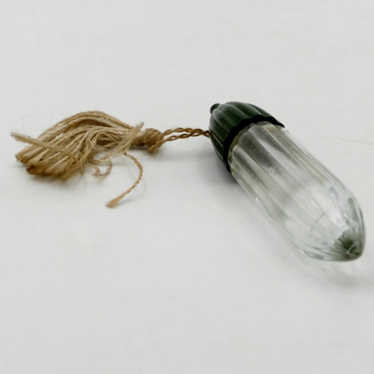 Flacon à senteur ou sels Art Déco, bakélite verte et verre, vinaigrette, parfum, 1930.-photo-2