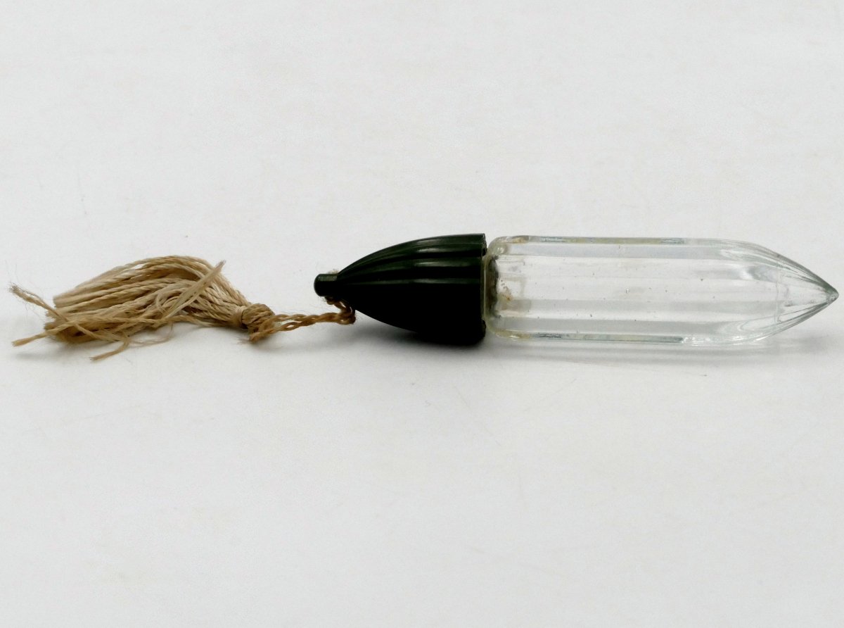 Flacon à senteur ou sels Art Déco, bakélite verte et verre, vinaigrette, parfum, 1930.-photo-3