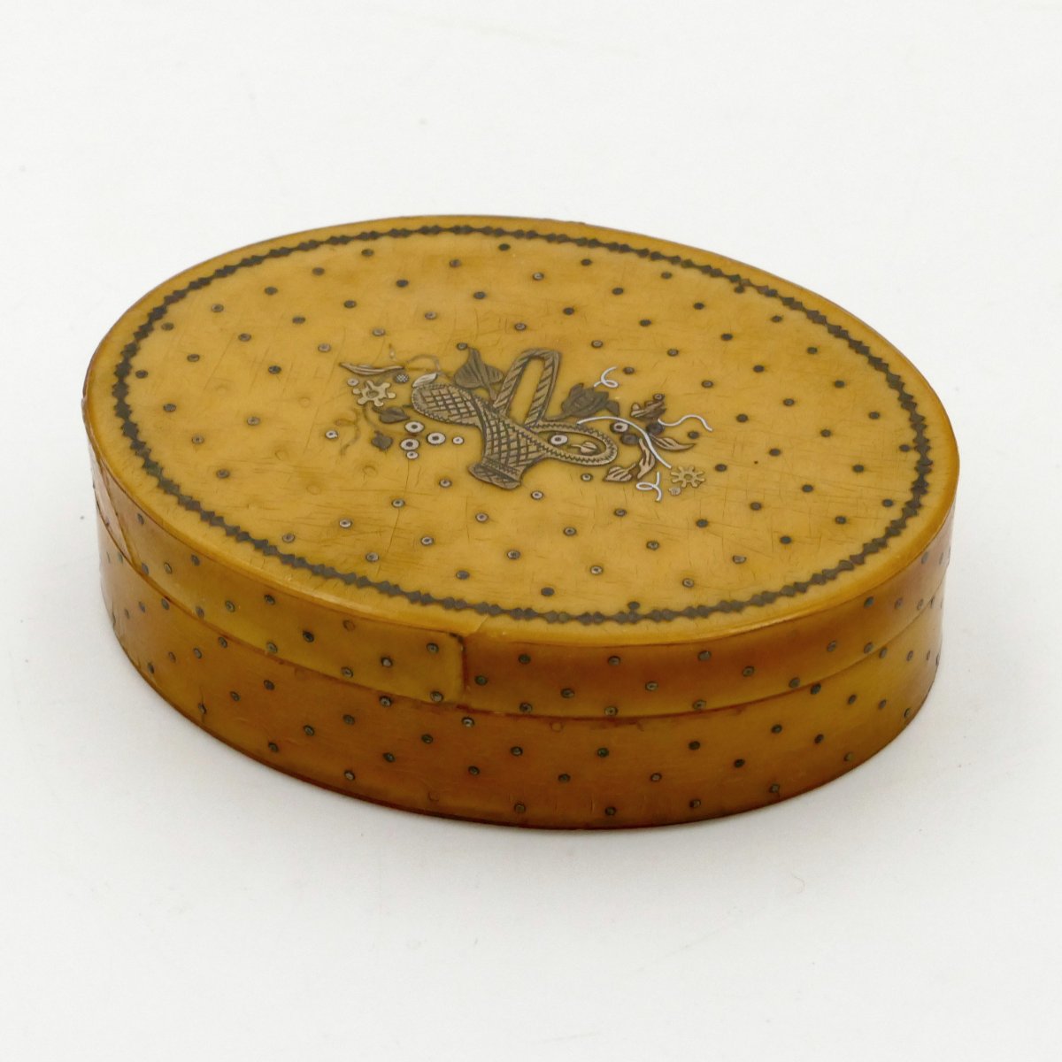 Boite en corne blonde, décor de panier de fleurs et semi de pastilles dorées, XIXe siècle.-photo-2