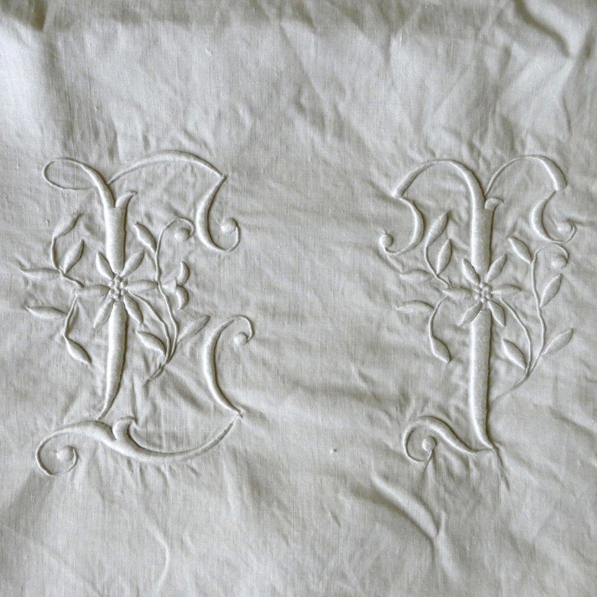Grand drap à l'imposant monogramme « L T », Art Nouveau.-photo-2