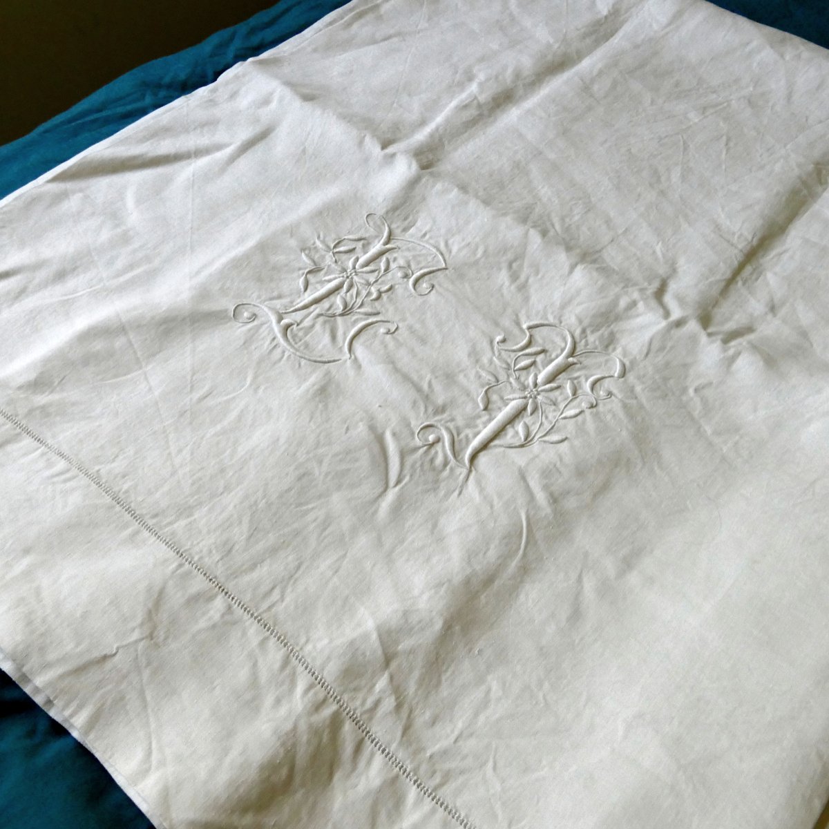 Grand drap à l'imposant monogramme « L T », Art Nouveau.-photo-3