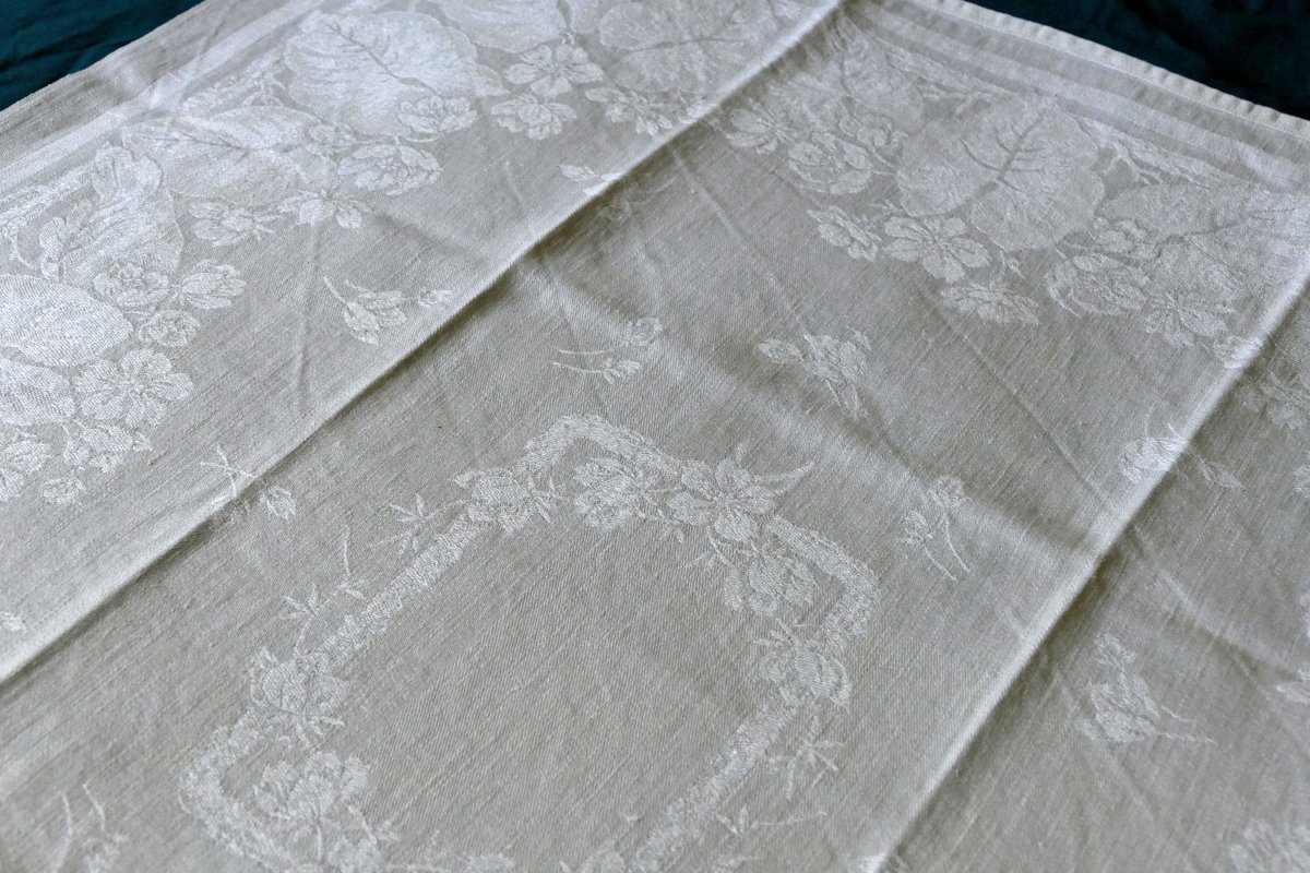 Six grandes serviettes damassées Art Nouveau,  sans monogramme.-photo-4