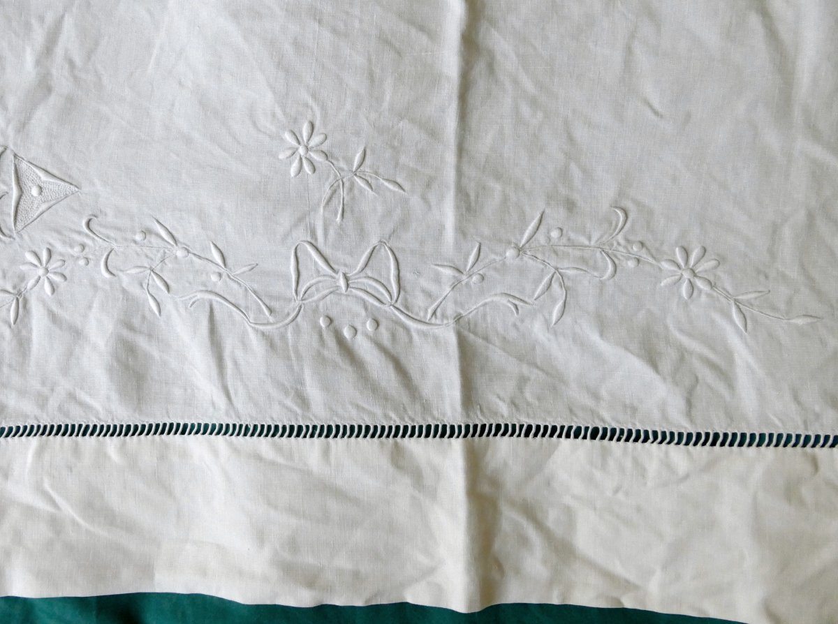Drap et sa taie d'oreiller brodés « N G », vers 1920.-photo-4