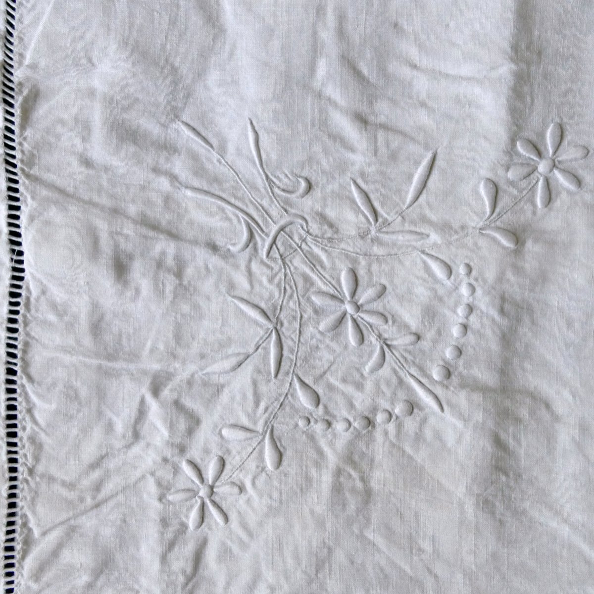 Drap et sa taie d'oreiller brodés « N G », vers 1920.-photo-2
