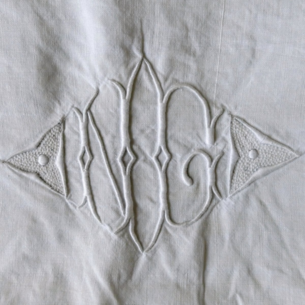Drap et sa taie d'oreiller brodés « N G », vers 1920.-photo-3
