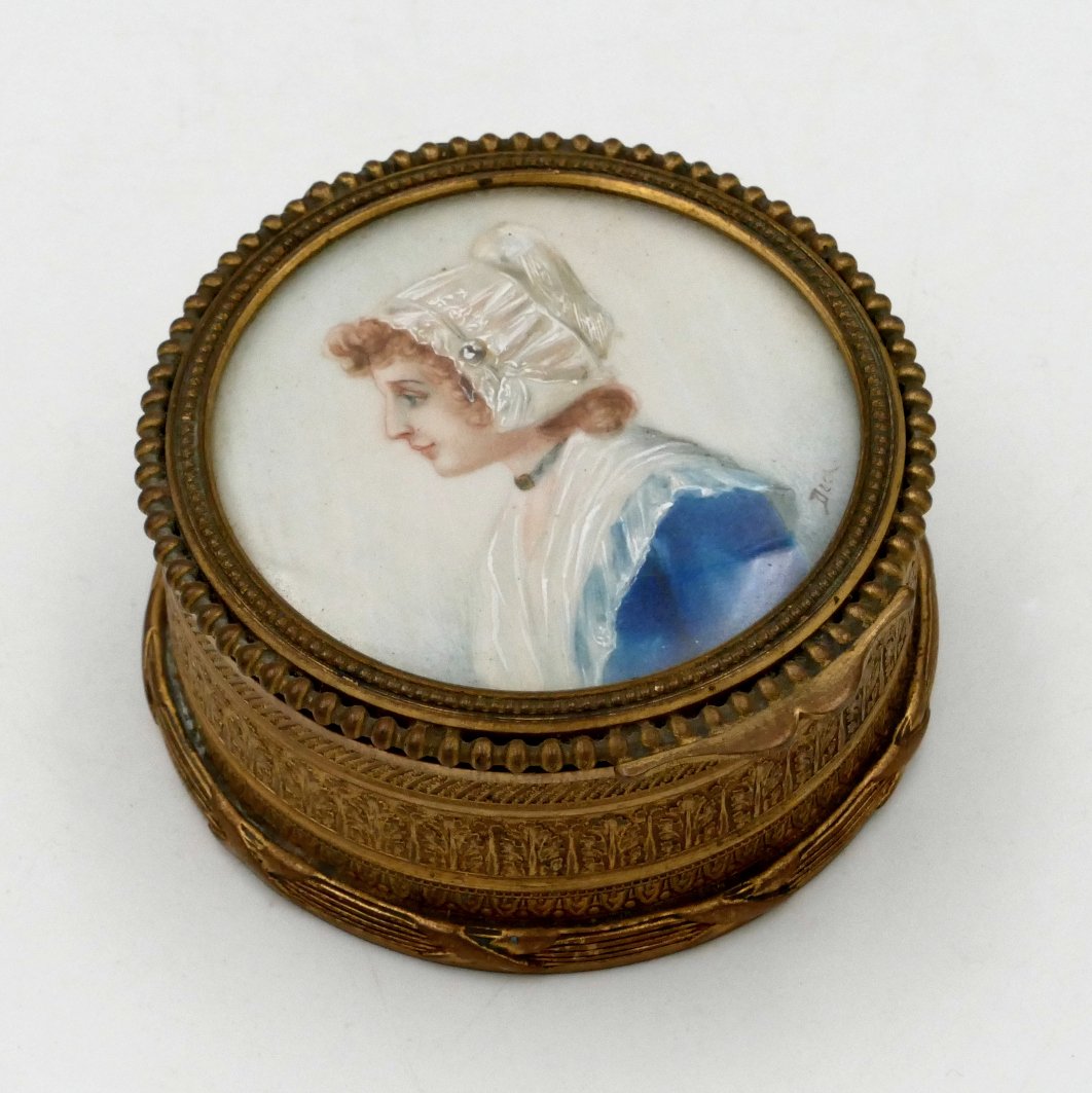 Boite avec miniature, jeune femme en costume traditionnel de Vannes, Derval (?), 1900.-photo-2