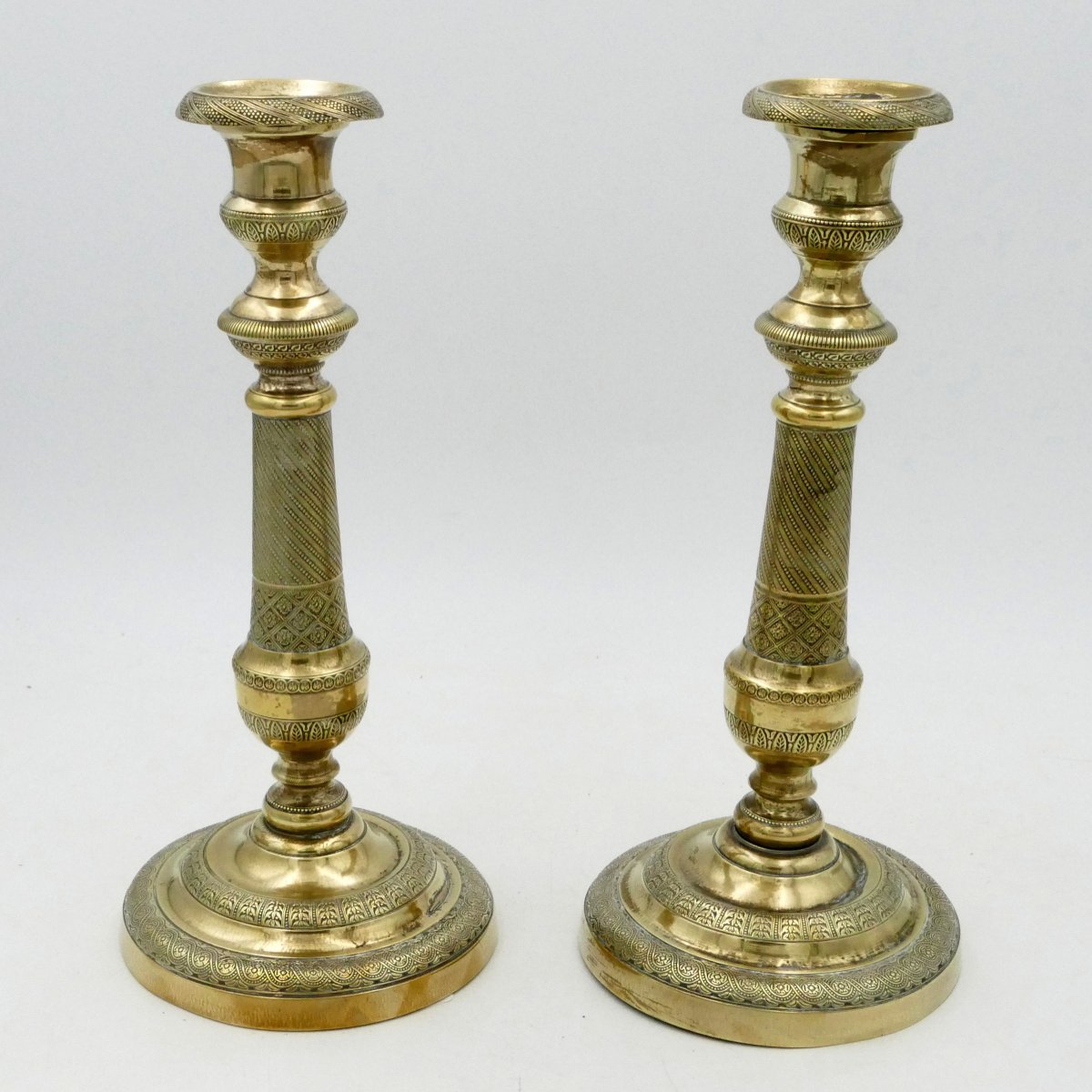 Paire de bougeoirs de style Restauration, bronze et laiton, XIXe siècle.-photo-2