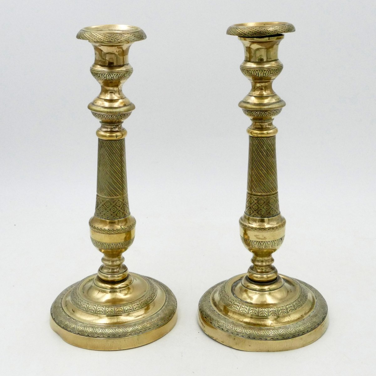 Paire de bougeoirs de style Restauration, bronze et laiton, XIXe siècle.-photo-3