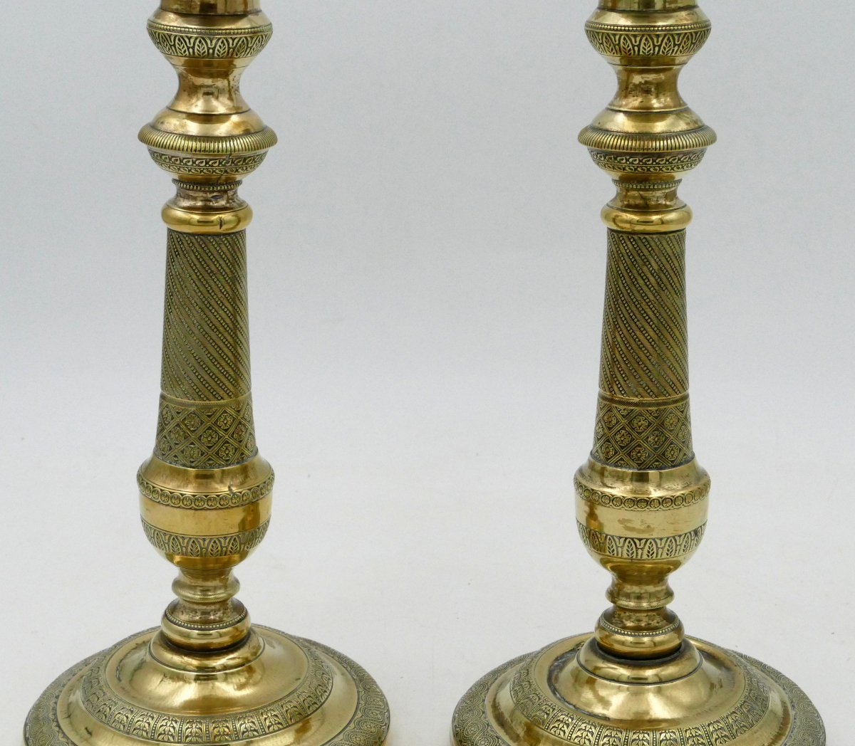 Paire de bougeoirs de style Restauration, bronze et laiton, XIXe siècle.-photo-1