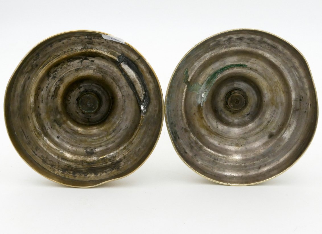 Paire de bougeoirs de style Restauration, bronze et laiton, XIXe siècle.-photo-6