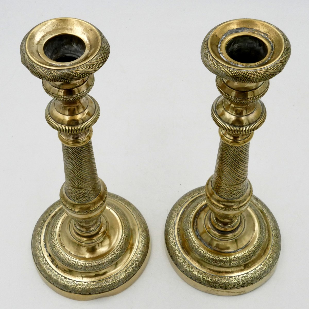 Paire de bougeoirs de style Restauration, bronze et laiton, XIXe siècle.-photo-7