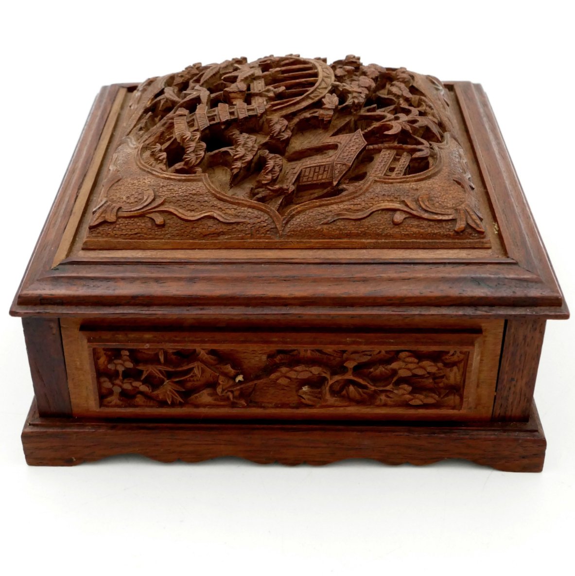 Chine, boite en bois au riche décor ajouré, début XXe siècle.-photo-1