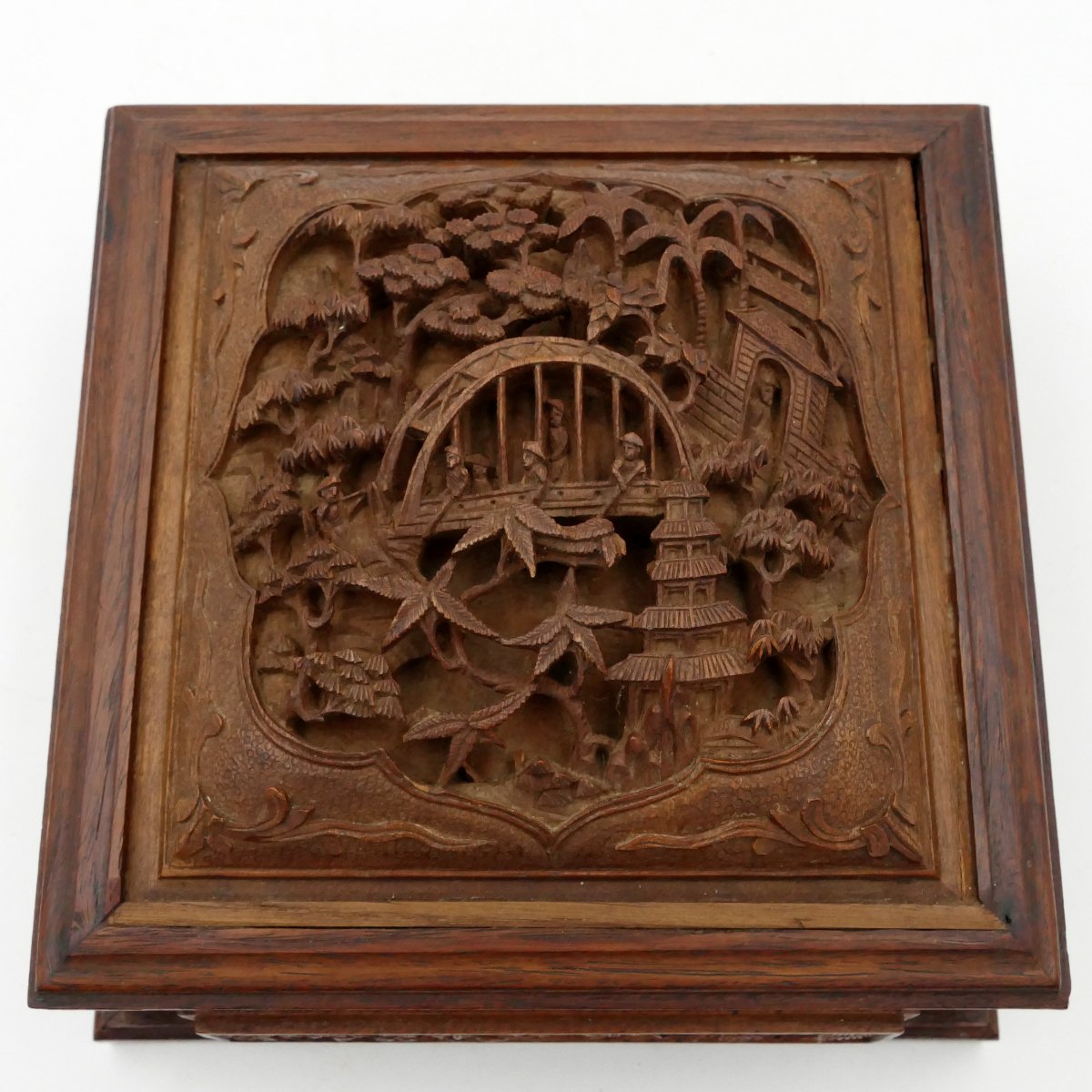 Chine, boite en bois au riche décor ajouré, début XXe siècle.-photo-2