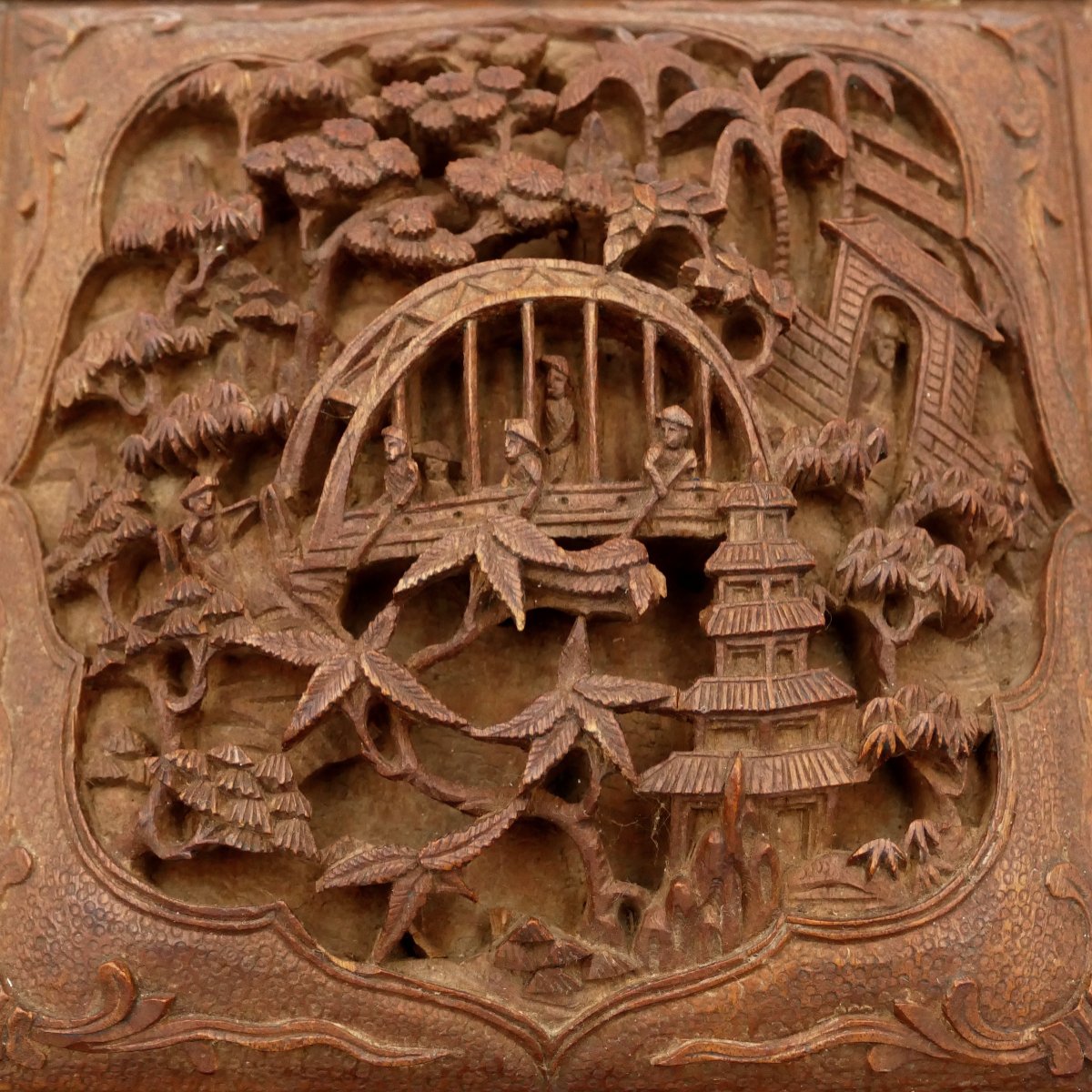 Chine, boite en bois au riche décor ajouré, début XXe siècle.-photo-3