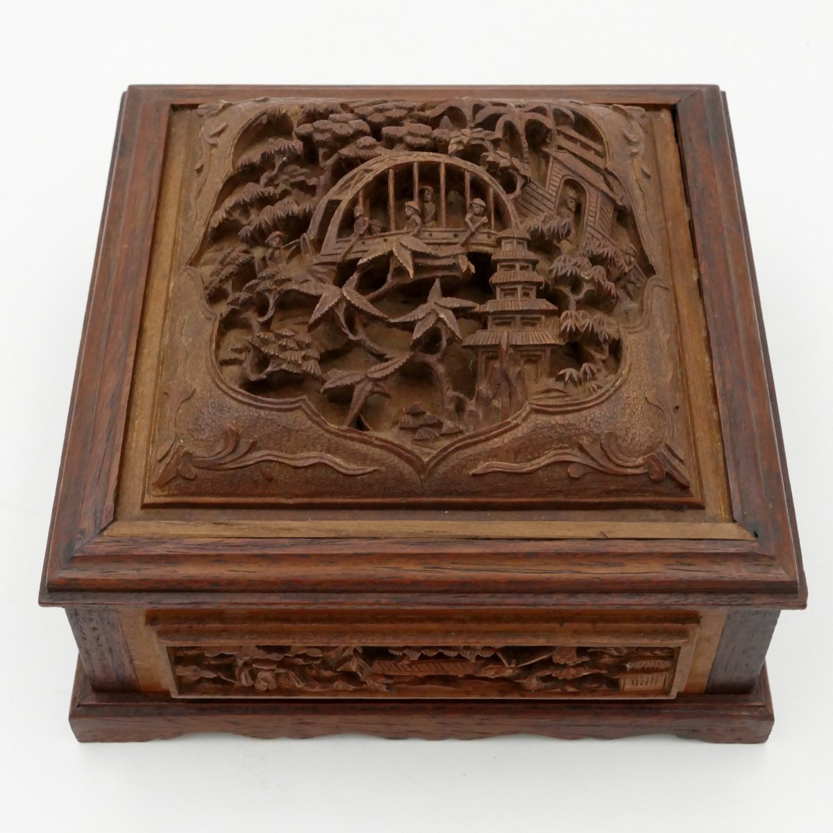 Chine, boite en bois au riche décor ajouré, début XXe siècle.-photo-4