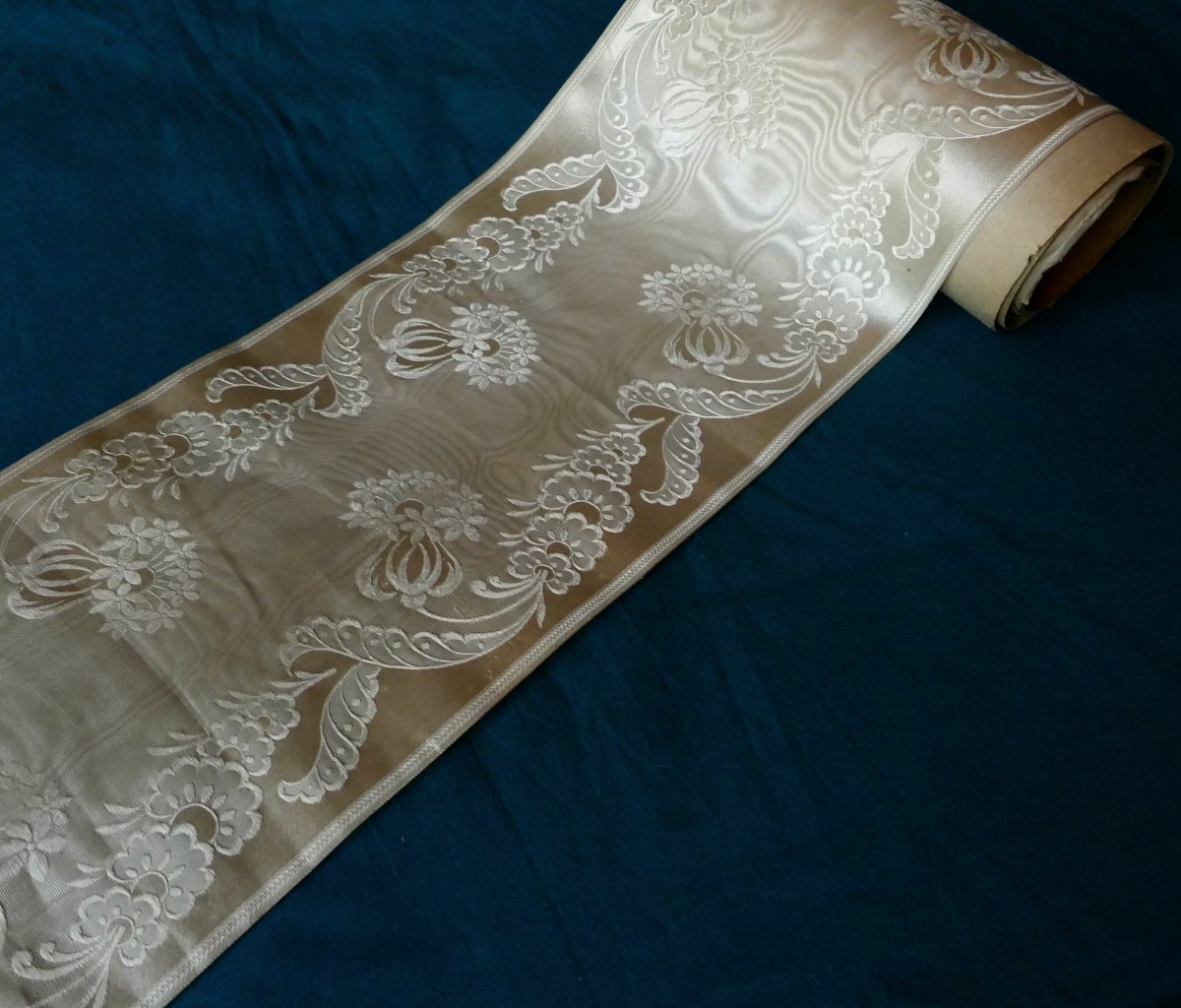 Art Nouveau Ivory-coloured Moiré Silk Roll, L 247 Cm, Late 19th / Early 20th Century.-photo-3