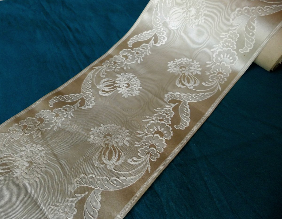 Art Nouveau Ivory-coloured Moiré Silk Roll, L 247 Cm, Late 19th / Early 20th Century.-photo-4