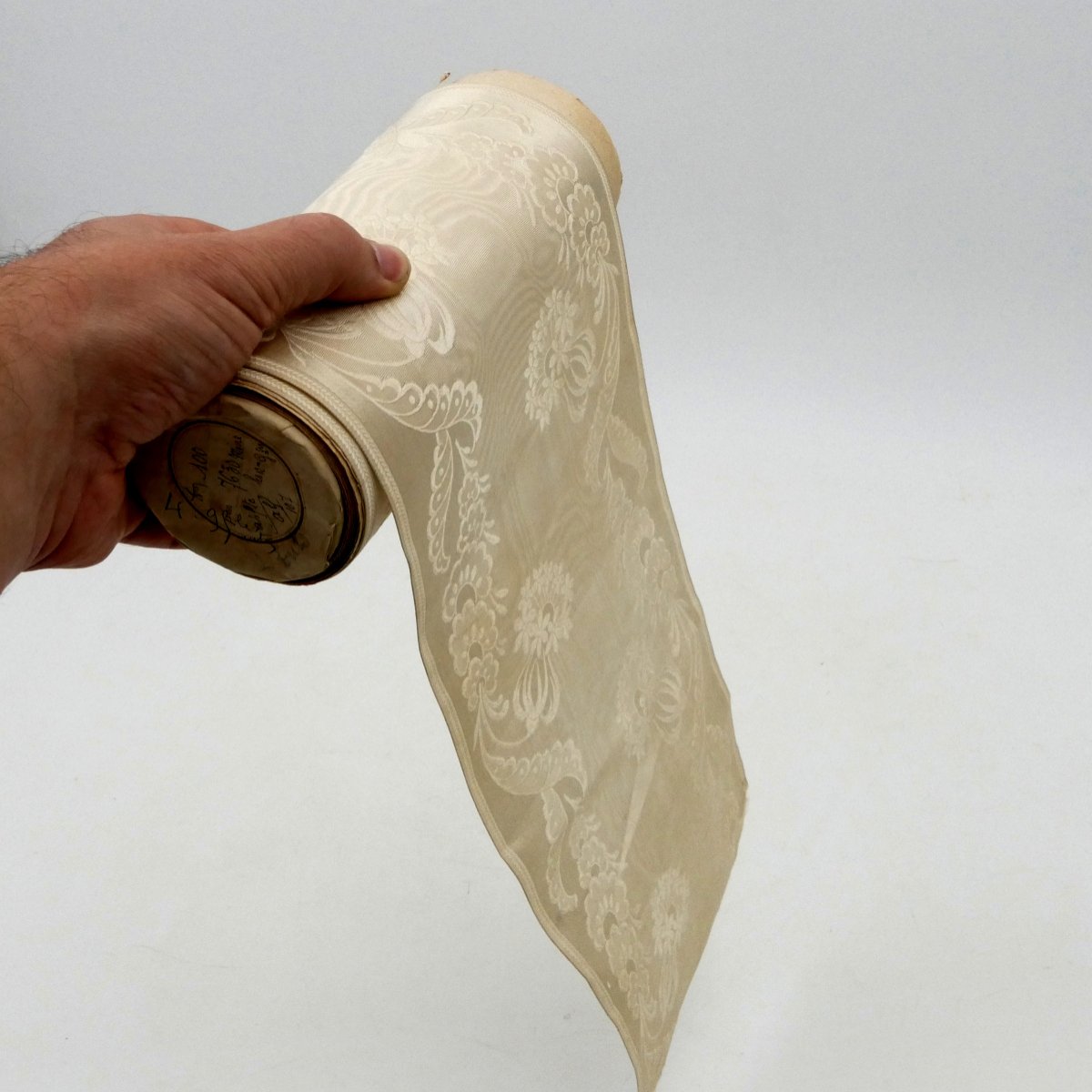 Art Nouveau Ivory-coloured Moiré Silk Roll, L 247 Cm, Late 19th / Early 20th Century.-photo-1