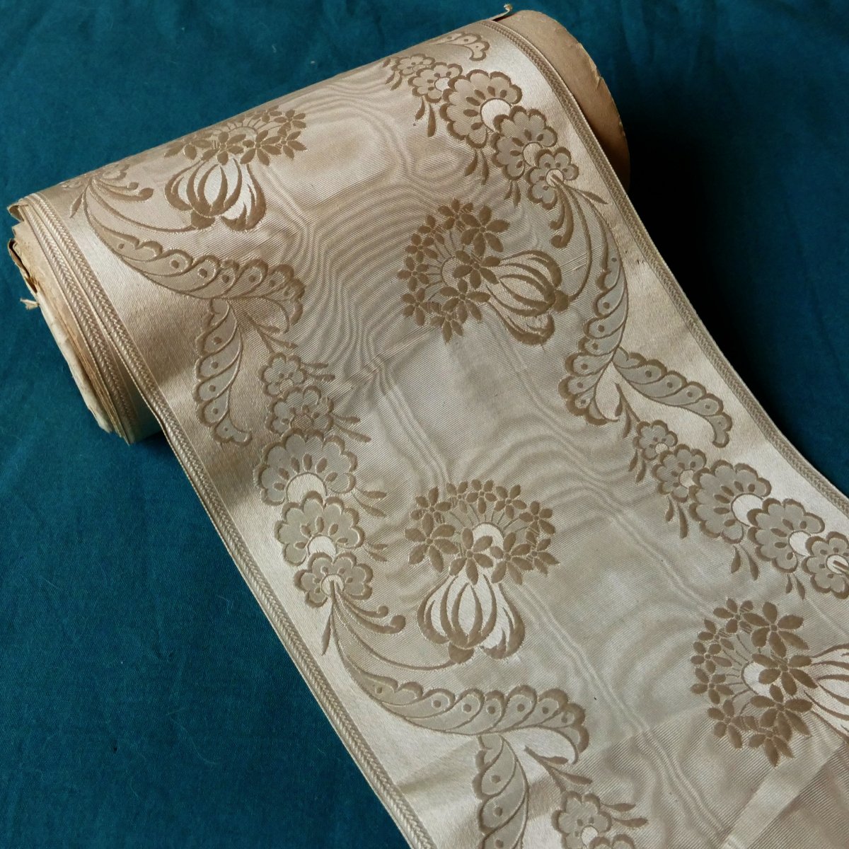 Art Nouveau Ivory-coloured Moiré Silk Roll, L 247 Cm, Late 19th / Early 20th Century.-photo-7