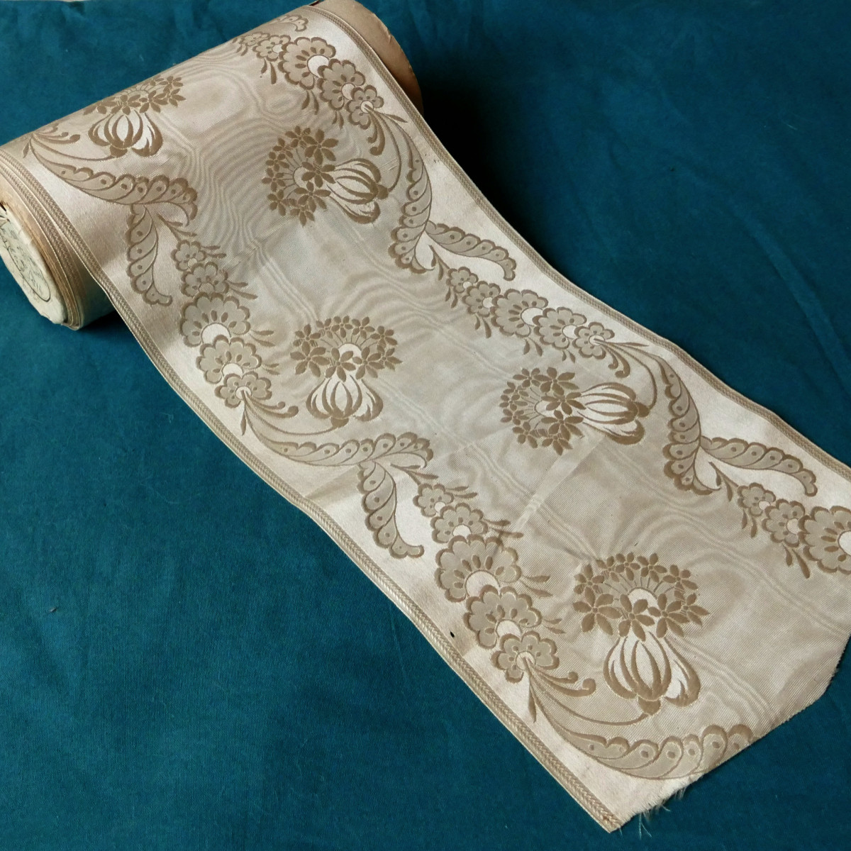 Art Nouveau Ivory-coloured Moiré Silk Roll, L 247 Cm, Late 19th / Early 20th Century.