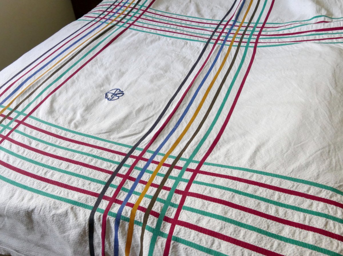 Nappe du Pays Basque, monogramme « A B », rayures multicolores, milieu XXe siècle. -photo-1