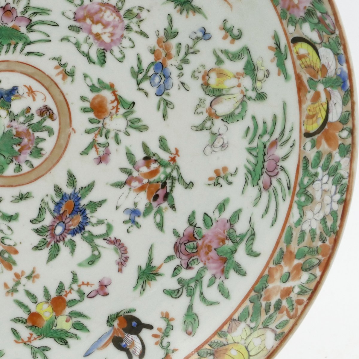 Chine, XIXe, famille rose, plat à décor de fleurs et de papillons.-photo-3