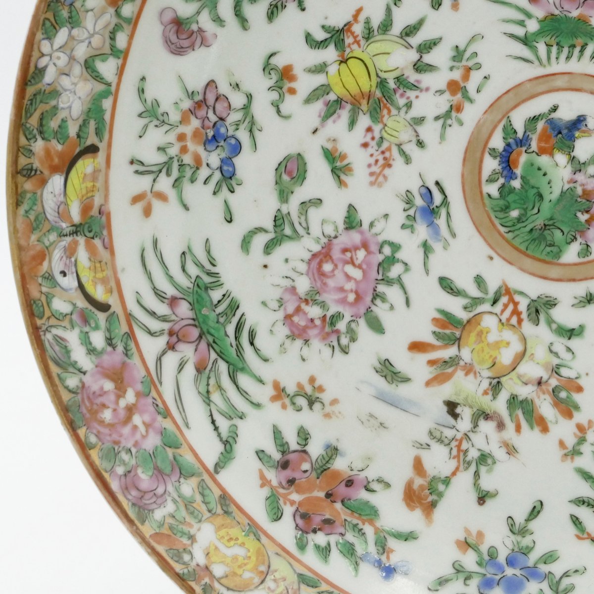 Chine, XIXe, famille rose, plat à décor de fleurs et de papillons.-photo-4