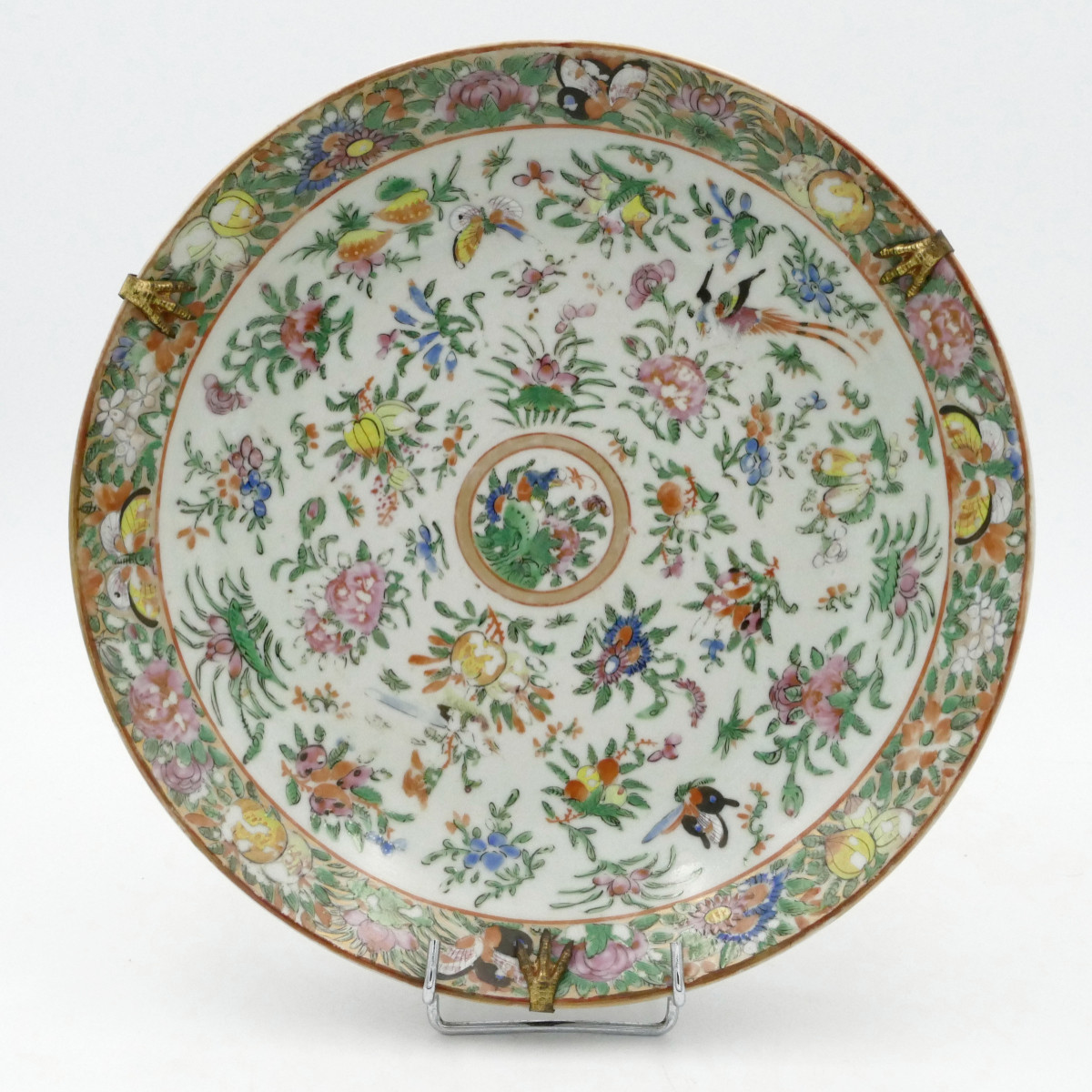 Chine, XIXe, famille rose, plat à décor de fleurs et de papillons.