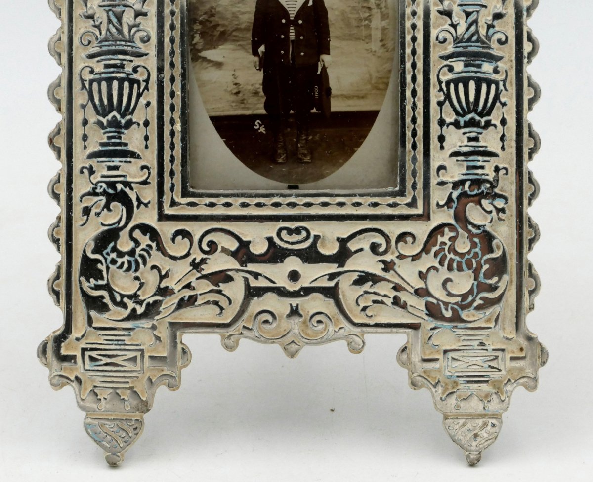 Cadre à photo Néo-Renaissance en métal argenté, décor aux grotesques, XIXe siècle.-photo-2