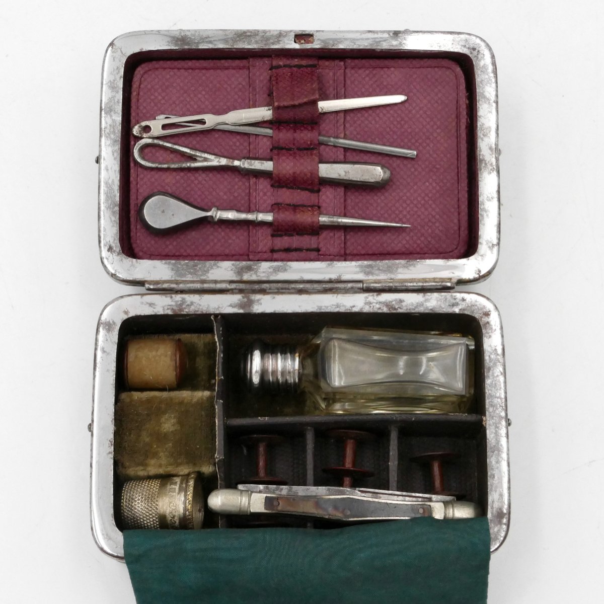 Coffret de voyage, nécessaire miniature à couture, porte monnaie et parfum, début XXe siècle.-photo-3