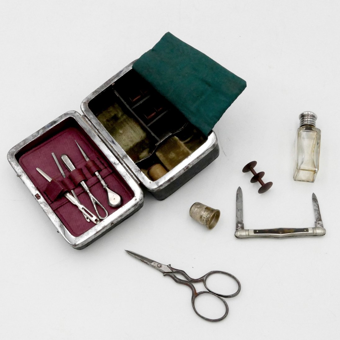 Coffret de voyage, nécessaire miniature à couture, porte monnaie et parfum, début XXe siècle.-photo-4