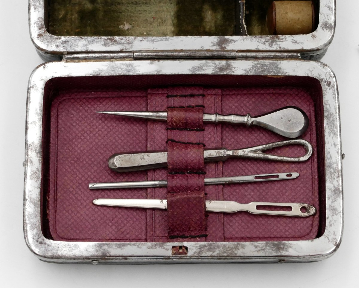 Coffret de voyage, nécessaire miniature à couture, porte monnaie et parfum, début XXe siècle.-photo-1