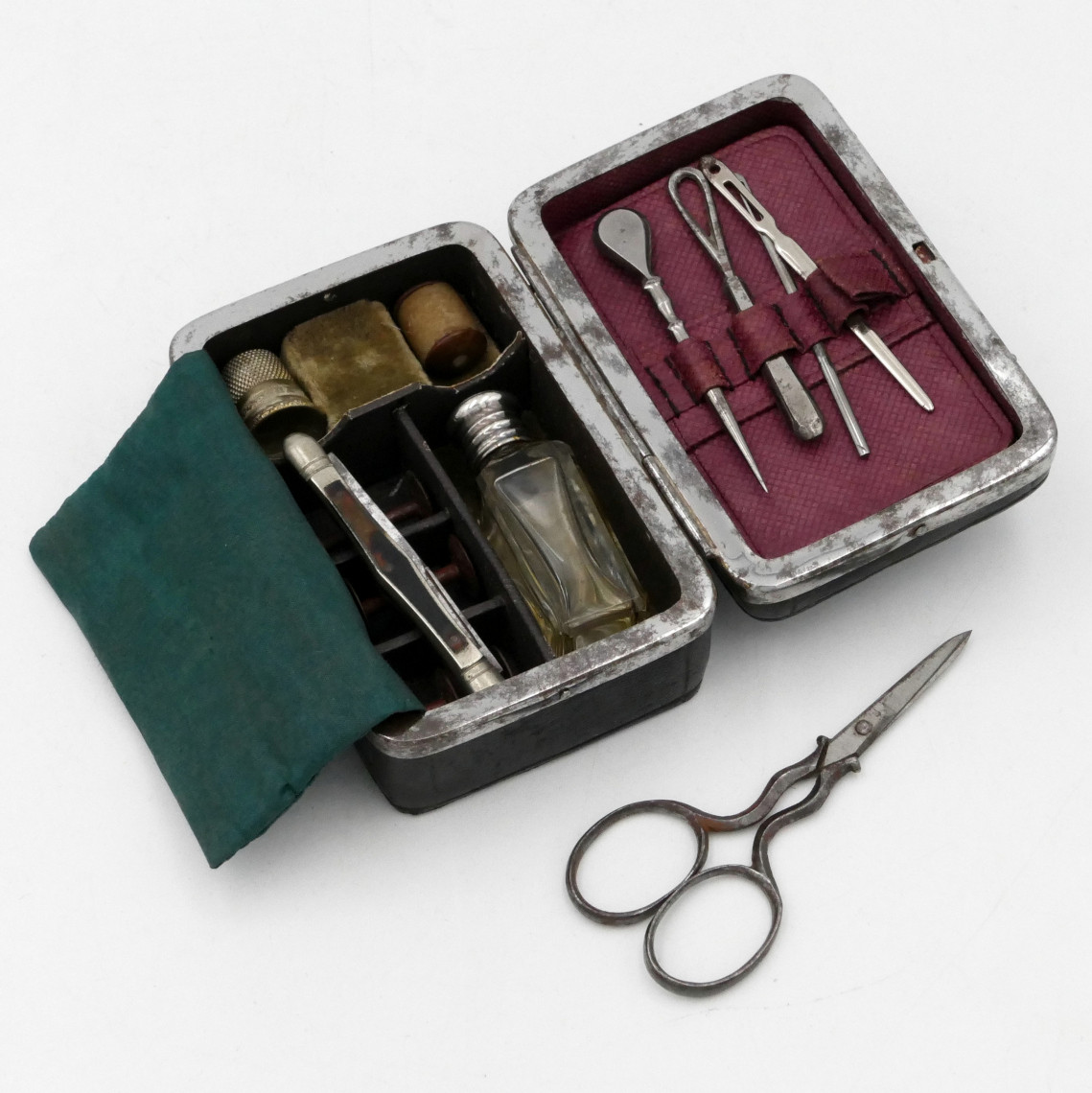 Coffret de voyage, nécessaire miniature à couture, porte monnaie et parfum, début XXe siècle.