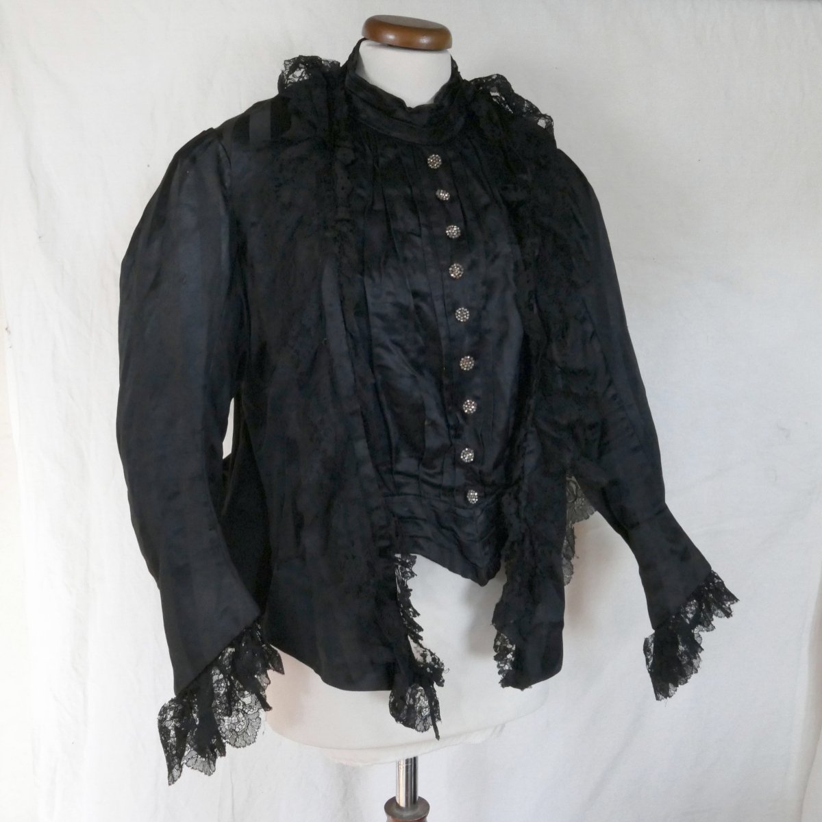 Haut de vêtement féminin avec corset en soie noire et dentelle, fin XIXe siècle.-photo-2
