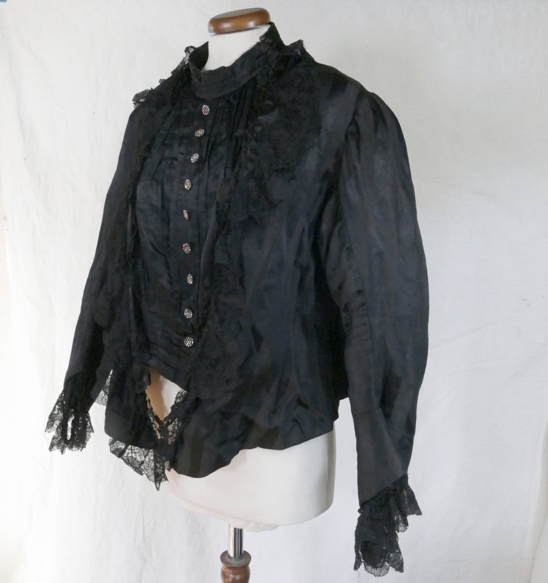 Haut de vêtement féminin avec corset en soie noire et dentelle, fin XIXe siècle.-photo-3