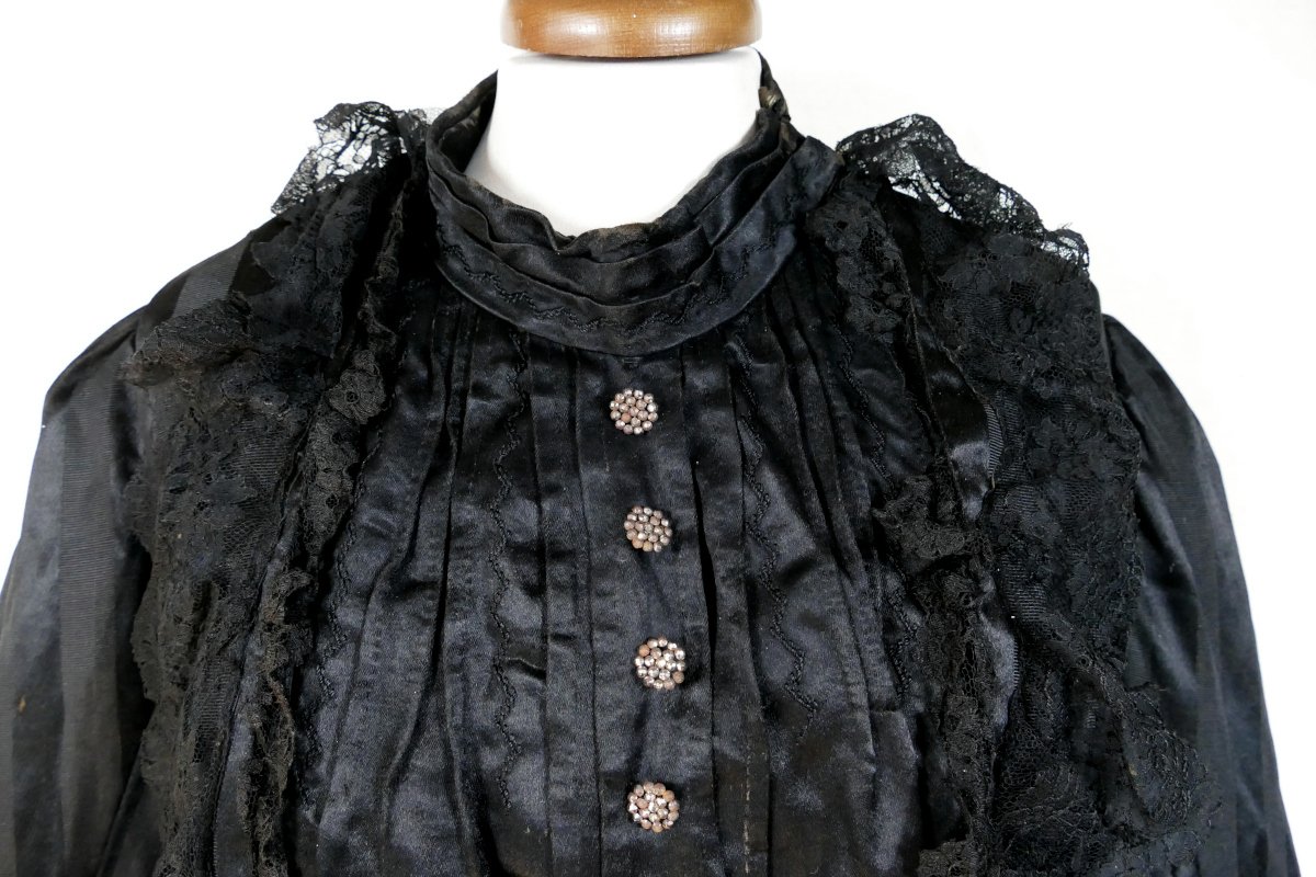 Haut de vêtement féminin avec corset en soie noire et dentelle, fin XIXe siècle.-photo-4