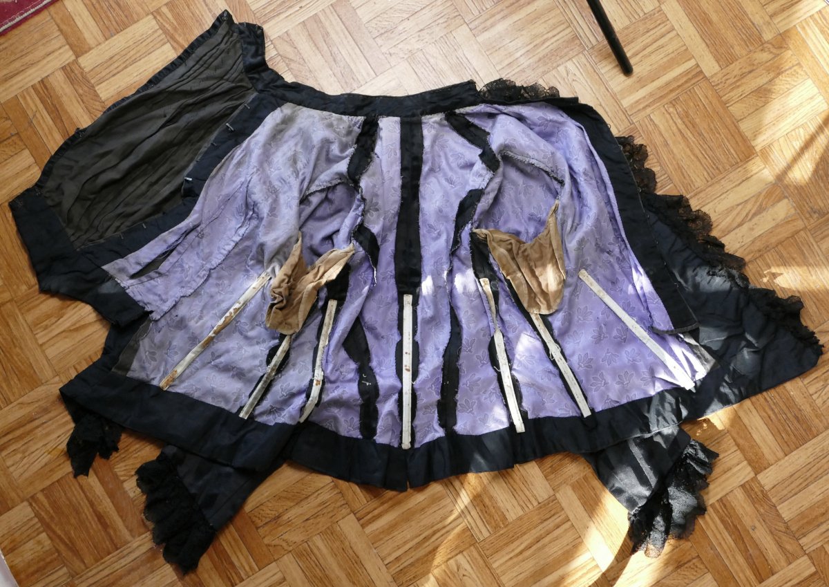 Haut de vêtement féminin avec corset en soie noire et dentelle, fin XIXe siècle.-photo-7