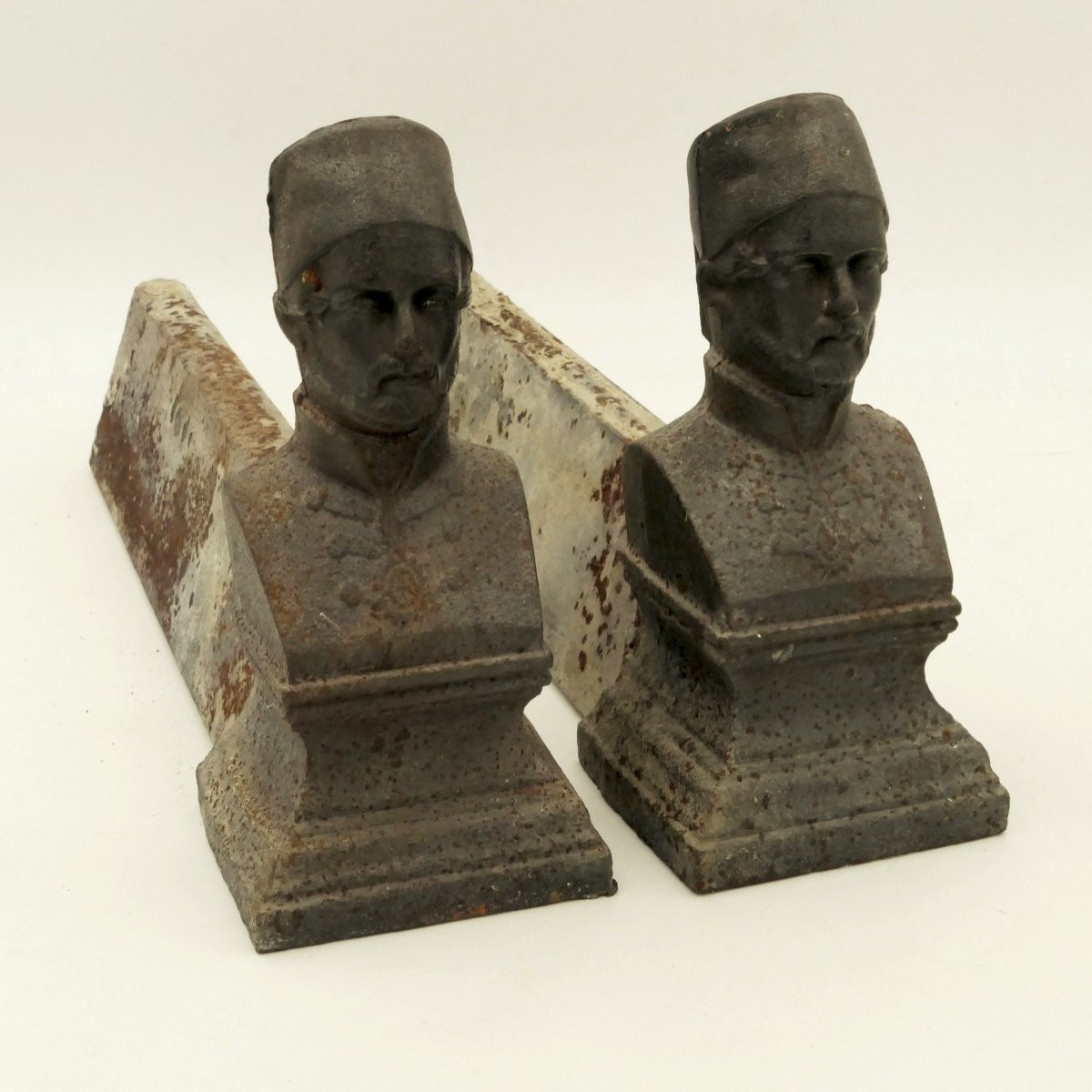 Paire de chenets Orientalistes, buste d'homme, fonte de fer, fin XIXe si&egrave;cle.-photo-2