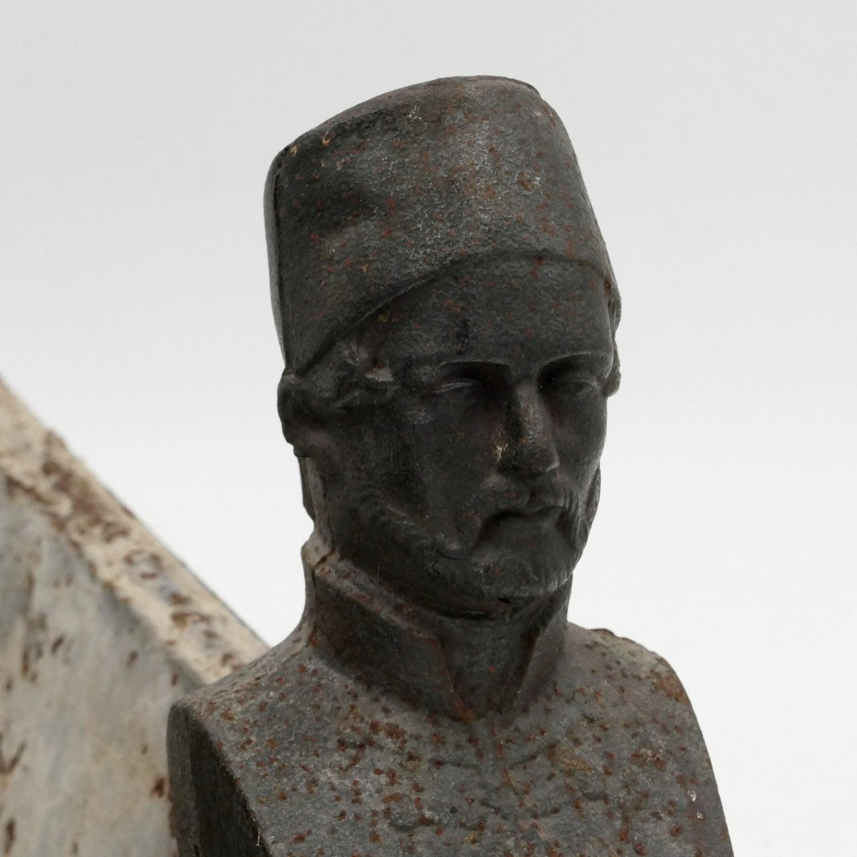 Paire de chenets Orientalistes, buste d'homme, fonte de fer, fin XIXe si&egrave;cle.-photo-3