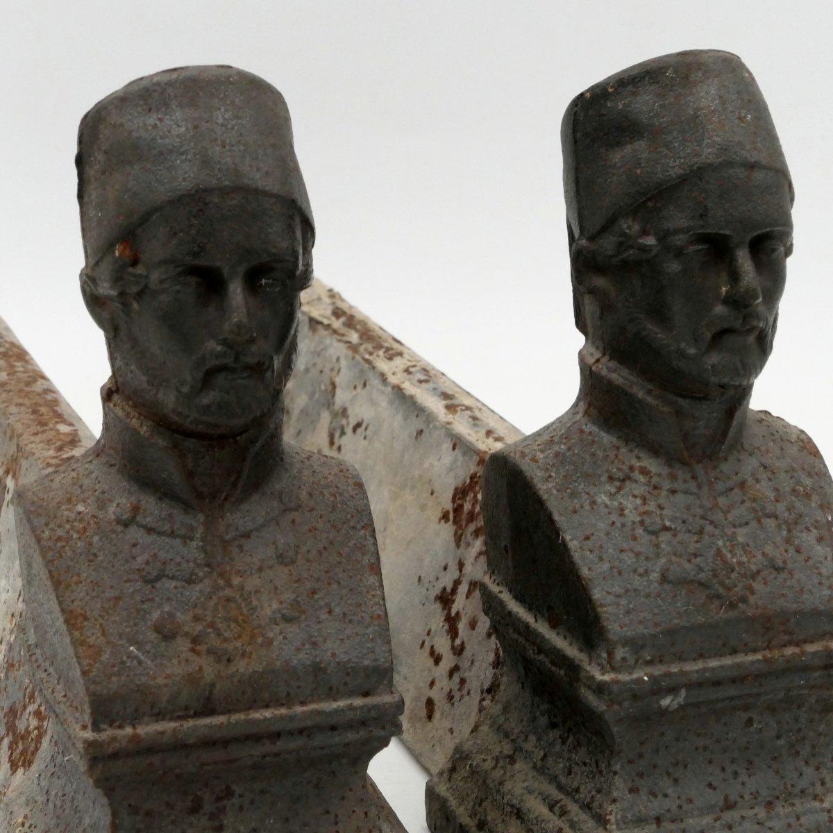 Paire de chenets Orientalistes, buste d'homme, fonte de fer, fin XIXe si&egrave;cle.-photo-4