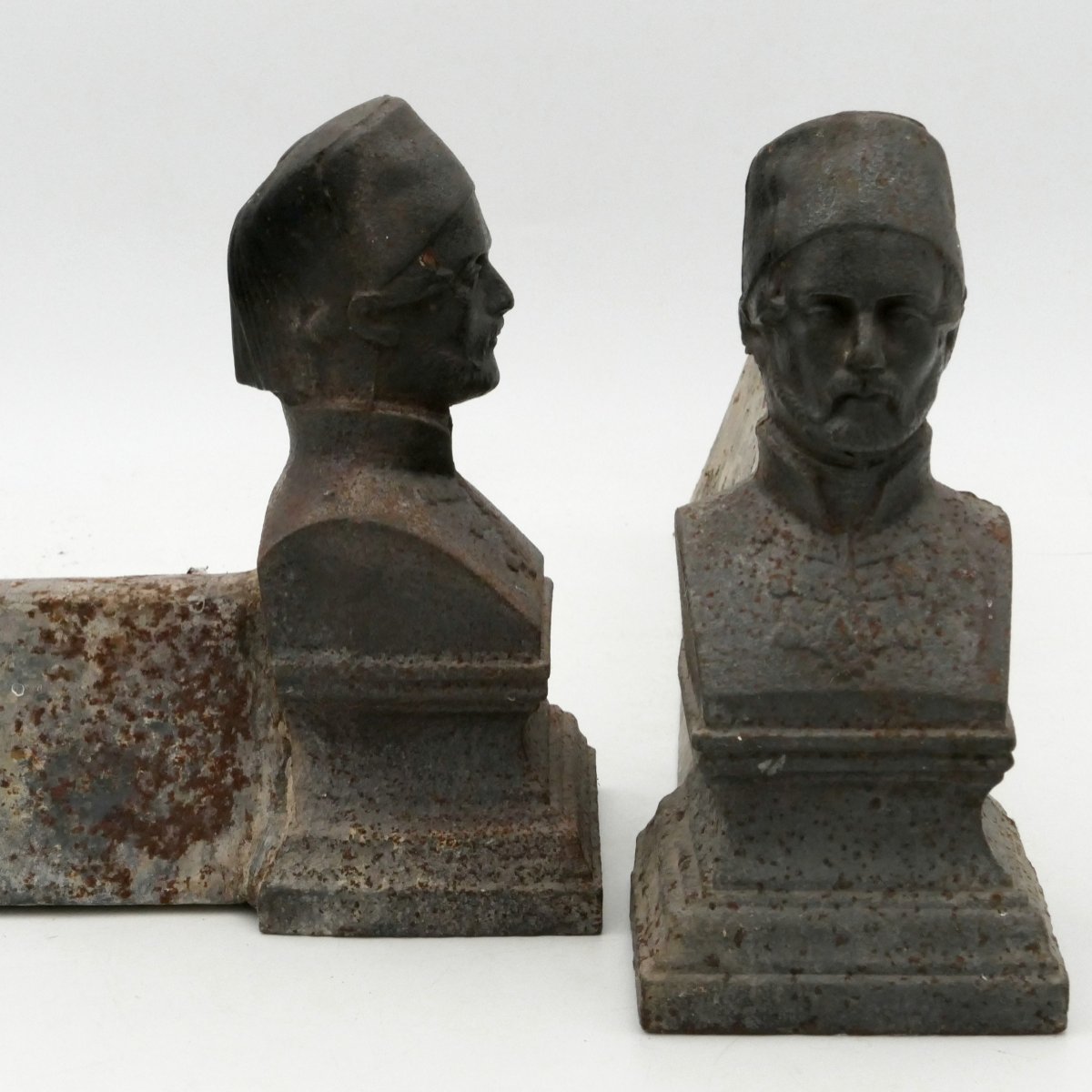 Paire de chenets Orientalistes, buste d'homme, fonte de fer, fin XIXe si&egrave;cle.-photo-1