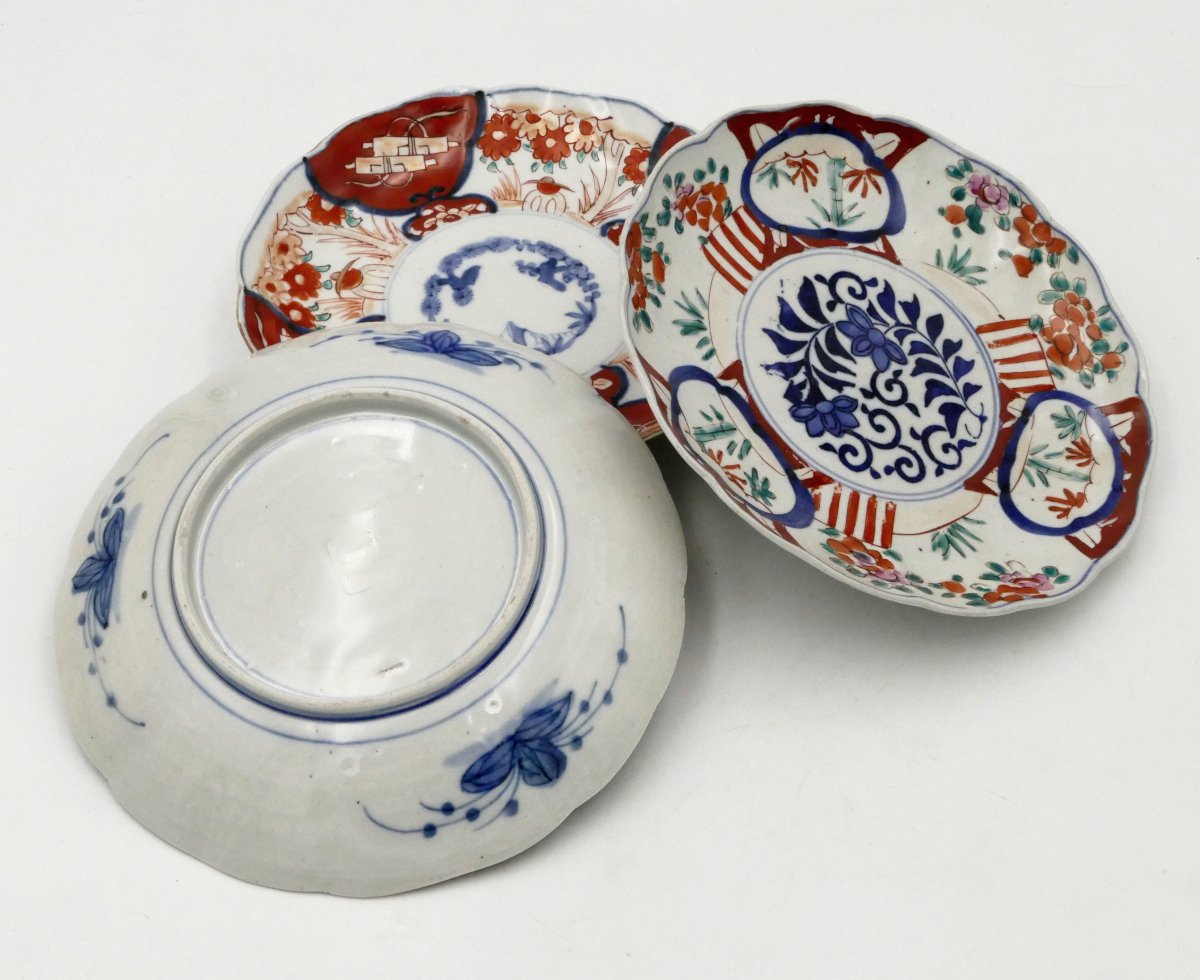 Trois assiettes en porcelaine Imari, Japon, fin XIXe si&egrave;cle.-photo-3