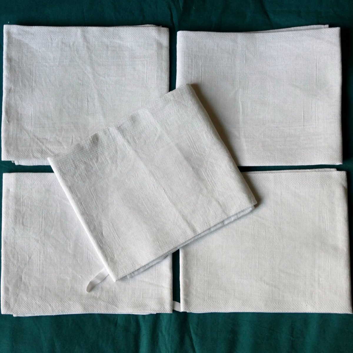 Cinq torchons fortement damassées, monogramme « D », Art Nouveau. -photo-1