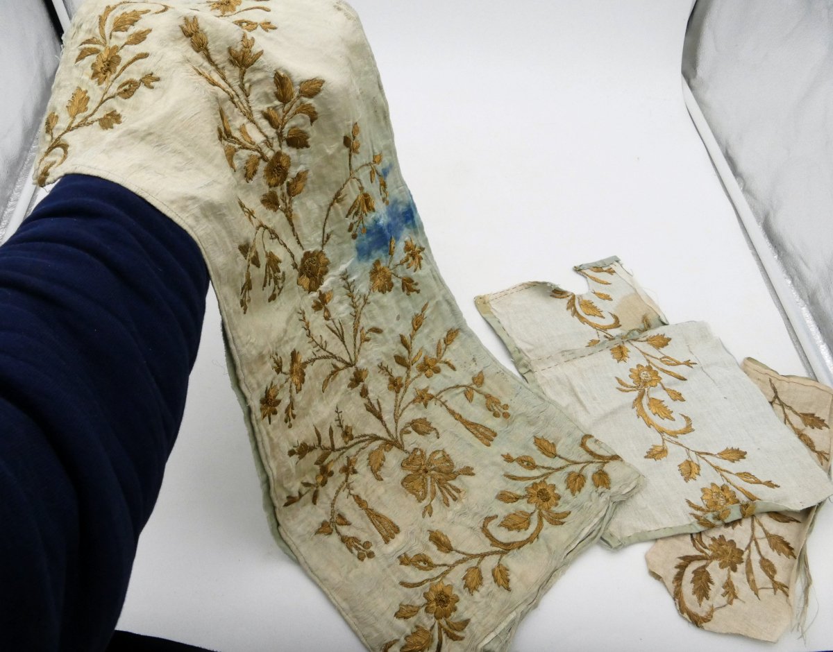 Louis XV Period, Three Fragments Of Silk Embroidered With Gold, 18th Century.-photo-8
