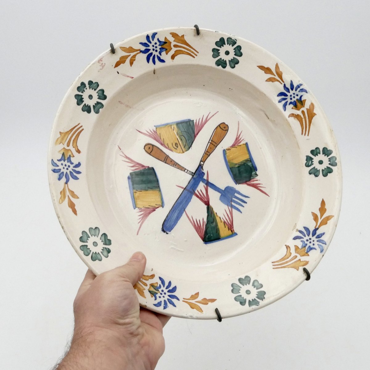 Portugal, assiette en faïence, « Couverts et tranches de poisson », XIXe siècle.-photo-8