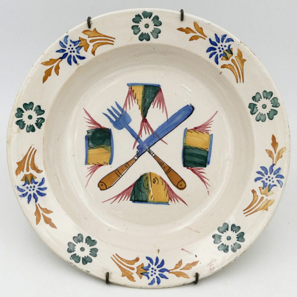 Portugal, assiette en faïence, « Couverts et tranches de poisson », XIXe siècle.